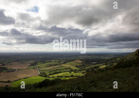 Sutton Bank, auch bekannt als Roulston Narbe ist ein Hügel im Stadtteil Hambleton von den North York Moors National Park, North Yorkshire in England, UK. Es ist ein Höhepunkt auf den Hambleton Hügeln mit einen herrlichen Blick über das Vale of York und Vale Mowbray.  Dies ist ein landwirtschaftliches Gebiet, wo Landleben und die Natur steht im Mittelpunkt des Lebens in dieser Gemeinde. Stockfoto