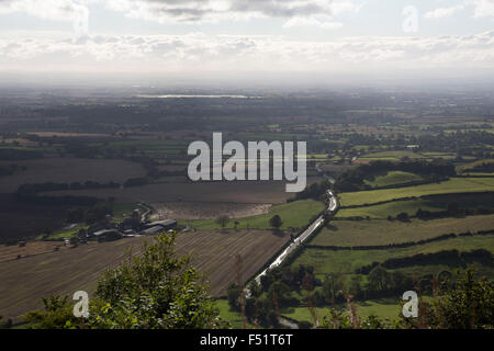 Sutton Bank, auch bekannt als Roulston Narbe ist ein Hügel im Stadtteil Hambleton von den North York Moors National Park, North Yorkshire in England, UK. Es ist ein Höhepunkt auf den Hambleton Hügeln mit einen herrlichen Blick über das Vale of York und Vale Mowbray.  Dies ist ein landwirtschaftliches Gebiet, wo Landleben und die Natur steht im Mittelpunkt des Lebens in dieser Gemeinde. Stockfoto