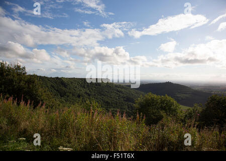 Sutton Bank, auch bekannt als Roulston Narbe ist ein Hügel im Stadtteil Hambleton von den North York Moors National Park, North Yorkshire in England, UK. Es ist ein Höhepunkt auf den Hambleton Hügeln mit einen herrlichen Blick über das Vale of York und Vale Mowbray.  Dies ist ein landwirtschaftliches Gebiet, wo Landleben und die Natur steht im Mittelpunkt des Lebens in dieser Gemeinde. Stockfoto