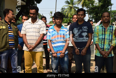 Dhaka, Bangladesch. 26. Oktober 2015. Bangladesch-Polizei escort Minhajul Abedin Russel (L), Shakhawat Hossain (2L), Russel Chowdhury (2R) und Tamjid Ahmed Rubel (L), nachdem sie über den Mord an italienischer Staatsbürger Cesare Tavella in Dhaka am 26. Oktober 2015 verhaftet wurden. Italienischer Staatsbürger Cesare Tavella wurde am 28. September von bewaffneten Verbrecher in der Hauptstadt Gulshan diplomatische Zone erschossen. Bildnachweis: Zakir Hossain Chowdhury Zakir/Alamy Live-Nachrichten Stockfoto