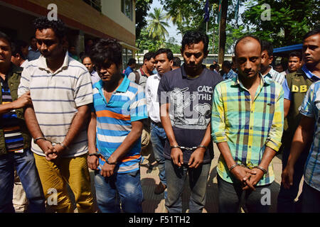 Dhaka, Bangladesch. 26. Oktober 2015. Bangladesch-Polizei escort Minhajul Abedin Russel (L), Shakhawat Hossain (2L), Russel Chowdhury (2R) und Tamjid Ahmed Rubel (L), nachdem sie über den Mord an italienischer Staatsbürger Cesare Tavella in Dhaka am 26. Oktober 2015 verhaftet wurden. Italienischer Staatsbürger Cesare Tavella wurde am 28. September von bewaffneten Verbrecher in der Hauptstadt Gulshan diplomatische Zone erschossen. Bildnachweis: Zakir Hossain Chowdhury Zakir/Alamy Live-Nachrichten Stockfoto