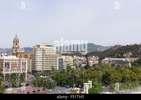 Málaga, Costa Del Sol, Provinz Malaga, Andalusien, Südspanien.  Luftaufnahme des Stadtzentrums und der Alcazaba. Stockfoto
