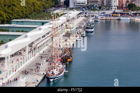 Málaga, Costa Del Sol, Provinz Malaga, Andalusien, Südspanien. Hohen Blick über den Hafen, Muelle Uno. Stockfoto