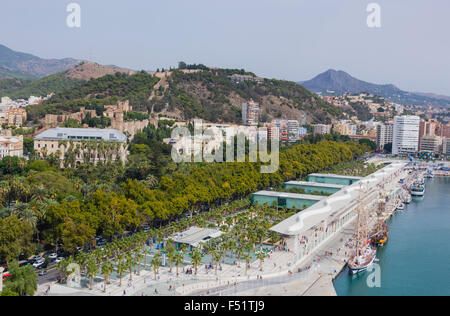 Málaga, Costa Del Sol, Provinz Malaga, Andalusien, Südspanien. Hohen Blick über den Hafen, Muelle Uno Stockfoto