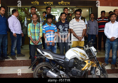 Dhaka, Bangladesch. 26. Oktober 2015. Bangladesch-Polizei escort Minhajul Abedin Russel (R), Russel Chowdhury (2R), Shakhawat Hossain (2 L) und Tamjid Ahmed Rubel (L), nachdem sie über den Mord an italienischer Staatsbürger Cesare Tavella in Dhaka am 26. Oktober 2015 verhaftet wurden. Italienischer Staatsbürger Cesare Tavella wurde am 28. September von bewaffneten Verbrecher in der Hauptstadt Gulshan diplomatische Zone erschossen. Bildnachweis: Zakir Hossain Chowdhury Zakir/Alamy Live-Nachrichten Stockfoto