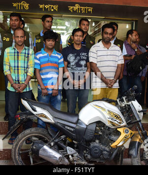 Dhaka, Bangladesch. 26. Oktober 2015. Bangladesch-Polizei escort Minhajul Abedin Russel (R), Russel Chowdhury (2R), Shakhawat Hossain (2 L) und Tamjid Ahmed Rubel (L), nachdem sie über den Mord an italienischer Staatsbürger Cesare Tavella in Dhaka am 26. Oktober 2015 verhaftet wurden. Italienischer Staatsbürger Cesare Tavella wurde am 28. September von bewaffneten Verbrecher in der Hauptstadt Gulshan diplomatische Zone erschossen. Bildnachweis: Zakir Hossain Chowdhury Zakir/Alamy Live-Nachrichten Stockfoto