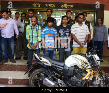 Dhaka, Bangladesch. 26. Oktober 2015. Bangladesch-Polizei escort Minhajul Abedin Russel (R), Russel Chowdhury (2R), Shakhawat Hossain (2 L) und Tamjid Ahmed Rubel (L), nachdem sie über den Mord an italienischer Staatsbürger Cesare Tavella in Dhaka am 26. Oktober 2015 verhaftet wurden. Italienischer Staatsbürger Cesare Tavella wurde am 28. September von bewaffneten Verbrecher in der Hauptstadt Gulshan diplomatische Zone erschossen. Bildnachweis: Zakir Hossain Chowdhury Zakir/Alamy Live-Nachrichten Stockfoto