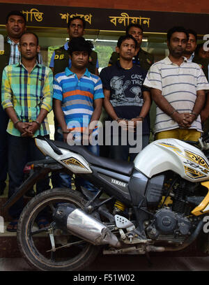 Dhaka, Bangladesch. 26. Oktober 2015. Bangladesch-Polizei escort Minhajul Abedin Russel (R), Russel Chowdhury (2R), Shakhawat Hossain (2 L) und Tamjid Ahmed Rubel (L), nachdem sie über den Mord an italienischer Staatsbürger Cesare Tavella in Dhaka am 26. Oktober 2015 verhaftet wurden. Italienischer Staatsbürger Cesare Tavella wurde am 28. September von bewaffneten Verbrecher in der Hauptstadt Gulshan diplomatische Zone erschossen. Bildnachweis: Zakir Hossain Chowdhury Zakir/Alamy Live-Nachrichten Stockfoto