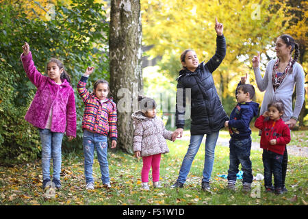 Gelsenkirchen, Deutschland. 26. Oktober 2015. Kinder singen in Gelsenkirchen, Deutschland, 26. Oktober 2015. Die Familienministerin von Nordrhein-Westfalen ist das Projekt "Mobile Kita" (mobile Kindertagesstätte) Besuch einhergehende Erzieherinnen in einem Wohnmobil unterwegs. Das Projekt soll helfen, Flüchtling Chiltren und deren Eltern in der Kindertagesstätte Einstieg. Foto: MAJA HITIJ/DPA/Alamy Live-Nachrichten Stockfoto