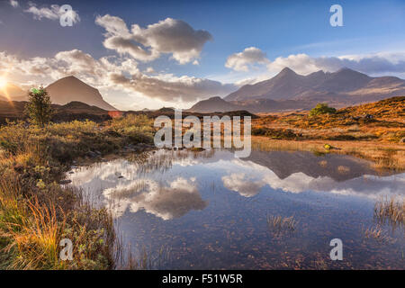 Die Cullins, Herbst, bei Sonnenaufgang, spiegelt sich in einer Lache des Wassers, Isle Of Skye, innere Hebriden, Highland, Schottland, UK Stockfoto