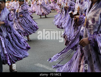 Bolivianische Migranten in Argentinien feiern die Virgen de Copacabana der Schutzpatron von Bolivien in Trachten und Tänze Stockfoto