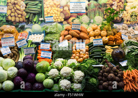 Obst und Gemüse auf einem Stall in Leeds Kirkgate Market in West Yorkshire, Großbritannien.  Es ist der größte überdachte Markt in Europa. Stockfoto