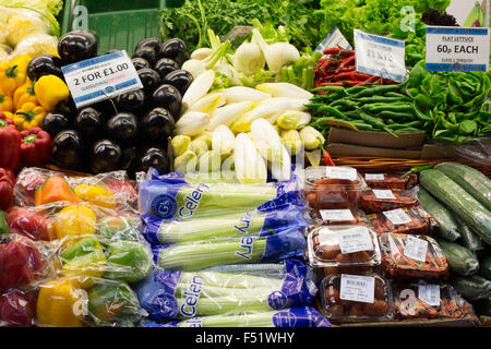 Obst und Gemüse auf einem Stall in Leeds Kirkgate Market in West Yorkshire, Großbritannien.  Es ist der größte überdachte Markt in Europa. Stockfoto