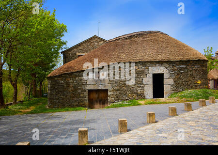 O Cebreiro durch die Art und Weise des Apostels Jakobus in Galicien Palloza traditionellen keltischen Hütte Stockfoto