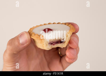 Teil gegessen Bakewell tart Stockfoto