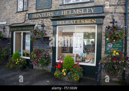 Helmsley, North Yorkshire, England, UK. Helmsley ist eine Marktgemeinde und Zivilgemeinde in Ryedale Bezirk von North Yorkshire, England. Historisch Teil des North Riding of Yorkshire, befindet sich die Stadt an der Stelle wo Roggen Dale verlässt die Heide und schließt sich der flache Vale von Pickering. Stockfoto