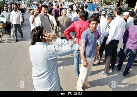 Menschen versammeln sich auf den Straßen in Panik nach ein starkes Erdbeben erschütterte, in Lahore auf Montag, 26. Oktober 2015. Ein starke Erdbeben der Stärke 8,1 auf der Richterskala getroffen Hauptstädte von Pakistan, einschließlich der nördlichen Gebiete. Erschütterungen haben in großen Städten, wie Lahore, Islamabad, Rawalpindi, Peshawar, Quetta, Kohat und Malakand spüren. Erschütterungen waren auch in Kabul und Neu-Delhi zu spüren. Die Erdbeben der Stärke 7,6 im nordöstlichen Afghanistan getroffen, sagte der United States Geological Survey. Stockfoto