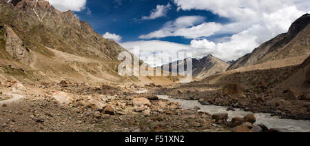 Batal, Straße nach Kunzum La Felsbrocken übersäte Chandra Tal Flusslandschaft, Panorama, Lahaul Valley, Himachal Pradesh, Indien Stockfoto