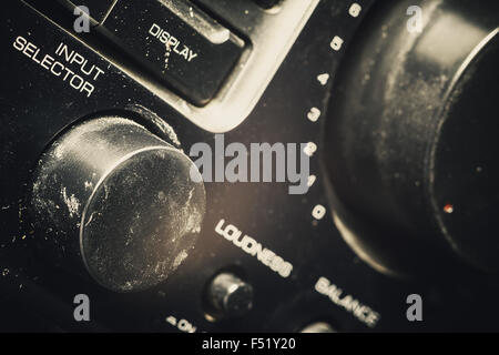 Konzeptuelle Komposition, Detailansicht auf Eingabesteuerelement Rad eines alten Verstärkers. Stockfoto