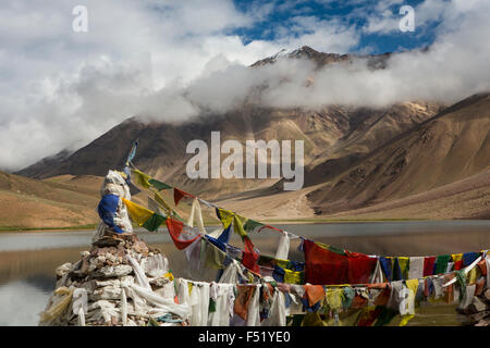 Indien, Himachal Pradesh, Spiti, Chandra Taal, Full Moon Lake Gebetsfahnen im frühen Morgenlicht Stockfoto