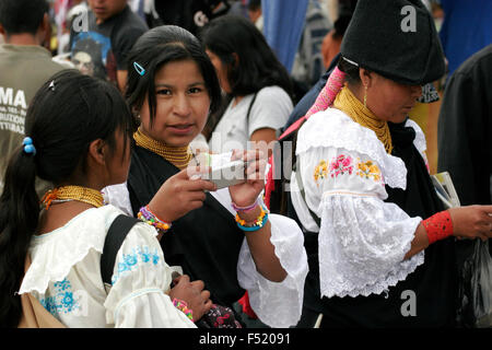 Indigenen Quechua-Mädchen in Otavalo Markt, Ecuador, Südamerika Stockfoto