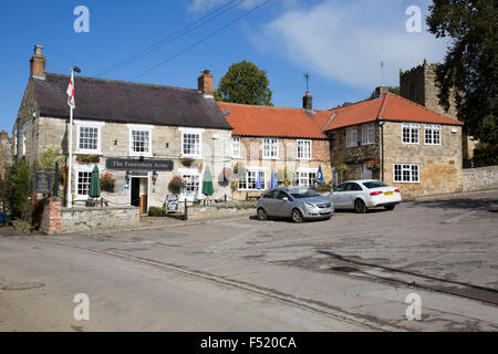 Die Forresters Arms ist ein traditionelles Dorfpub im Herzen der Kilburn, ein Moor-Dorf; ein robustes suchen Platz im Herzen der Gemeinde. North Yorkshire, England, Vereinigtes Königreich. Es war auf dem Parkplatz von diesem Pub, TV-Moderator Jeremy Clarkson angeblich sein Produzent nach einem Streit eingeklemmt. Stockfoto