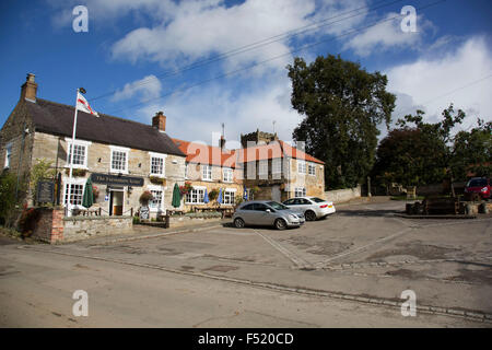 Die Forresters Arms ist ein traditionelles Dorfpub im Herzen der Kilburn, ein Moor-Dorf; ein robustes suchen Platz im Herzen der Gemeinde. North Yorkshire, England, Vereinigtes Königreich. Es war auf dem Parkplatz von diesem Pub, TV-Moderator Jeremy Clarkson angeblich sein Produzent nach einem Streit eingeklemmt. Stockfoto