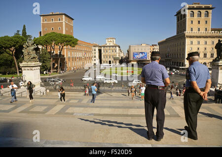 Wachleute mit Blick auf die Piazza Venezia, Rom, Italien. Stockfoto