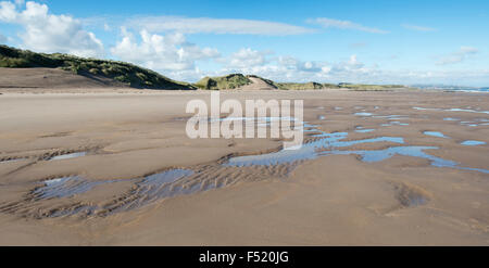 Wellige Sand und Meer Wasser am Strand bei Ebbe. Scremerston, Berwick nach Tweed, Northumberland, England. Stockfoto