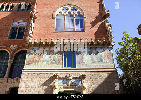 Fein detaillierte Mosaik Darstellung der Gebäude des Hospital De La Santa Creu i Sant Pau in Barcelona, jetzt die wichtigsten touristischen Eingang. Stockfoto