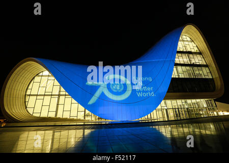 Heydar Aliyev Center verwandelte sich in Blau zum 70. Jahrestag der Vereinten Nationen zu markieren. Während der Tag der Vereinten Nationen mehr als 150 berühmte Denkmäler, Gebäude, Museen, Brücken und andere Sehenswürdigkeiten in mehr als 45 Ländern auf der ganzen Welt in blau die offizielle Farbe der Vereinten Nationen, im Rahmen der "Verwandelt die Welt in un-blau" Weltkampagne auf UN-Tag zu begehen und den 70. Jahrestag der Vereinten Nationen leuchtet. 24.Okt. 2015 Baku Aserbaidschan Stockfoto