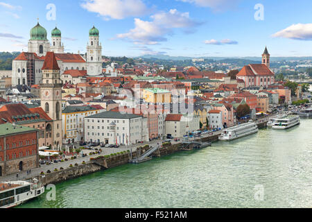 Luftaufnahme von Passau mit Donau Fluß, Damm und Kathedrale, Bayern, Deutschland Stockfoto