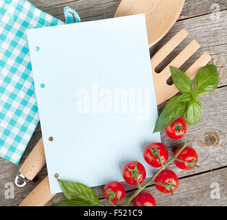 Leere Notizblatt Papier für Ihre Rezepte mit Tomaten und Basilikum auf Holztisch Stockfoto