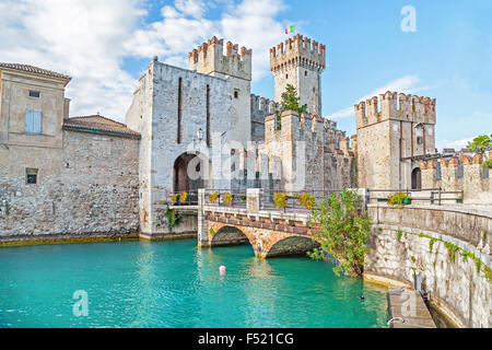 Scaliger Burg (13. Jh.) in Sirmione am Gardasee in der Nähe von Verona, Italien Stockfoto