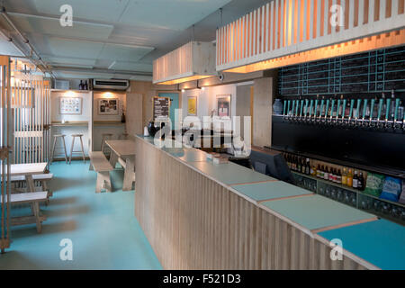 Mikkeller und Freunde Bar benachbarten Mikkeller und Freunde Flasche Shop auf Stefansgade, Nørrebro, Kopenhagen. Interior Design. Stockfoto