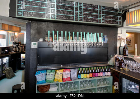 Mikkeller und Freunde Bar benachbarten Mikkeller und Freunde Bottle Shop auf Stefansgade, Nørrebro, Kopenhagen Stockfoto