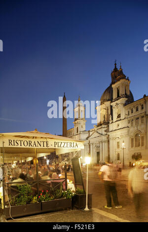 Pizzeria auf der Piazza Navona, Rom, Italien mit dem 17. Jahrhundert barocke Chiesa di Sant'Agnese in Agone hinter. Stockfoto
