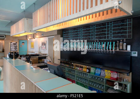 Mikkeller und Freunde Bar benachbarten Mikkeller und Freunde Bottle Shop auf Stefansgade, Nørrebro, Kopenhagen Stockfoto