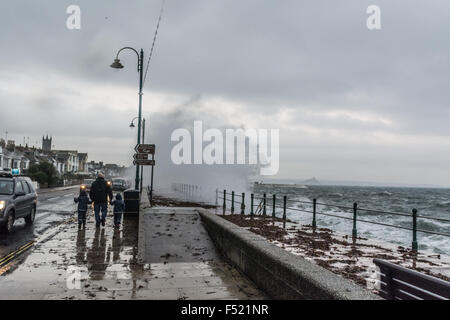 Wellen brechen über den Strand von Penzance in Cornwall Stockfoto