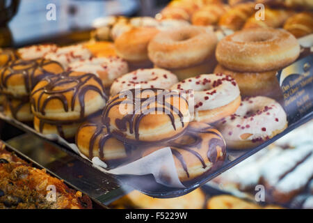 Donuts in einem Bäckerei-Fenster Stockfoto