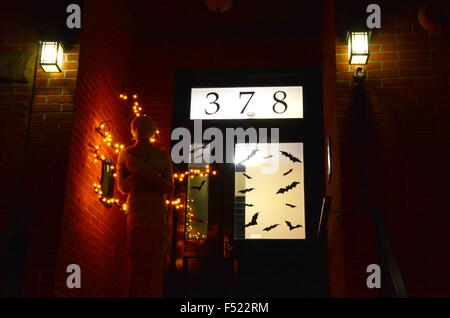 Halloween Dekorationen Brooklyn Park Slope New York Mumie in der Nacht mit Lichterketten Tür Haus Stockfoto