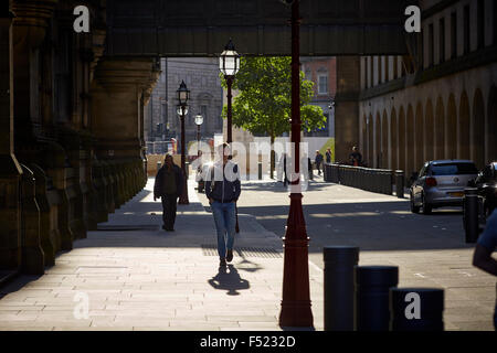 Gehweg an der Seite von Manchester Town Hall bei strahlendem Sonnenschein Manchester Town Hall ist eine viktorianische, Neo-gotischen kommunalen bauen Stockfoto