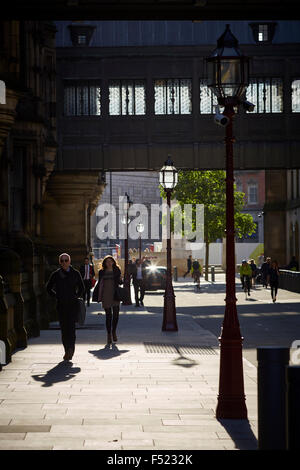 Gehweg an der Seite von Manchester Town Hall bei strahlendem Sonnenschein Manchester Town Hall ist eine viktorianische, Neo-gotischen kommunalen bauen Stockfoto