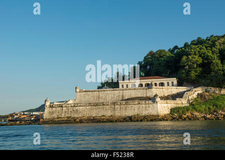 Festung liegt de Santo Amaro da Barra Grande an Zufahrtskanal nach Santos City Hafen, Küste von São Paulo Zustand, Brasilien Stockfoto