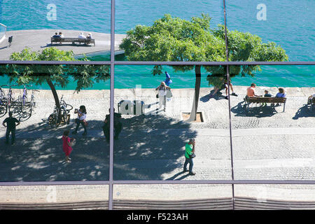 Abstrakte Reflexionen über Gegenstand, als Kai und Touristen am Einkaufszentrum Maremagnum, Port Vell, Barcelona. Stockfoto