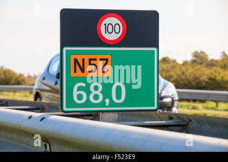 Kilometer-Markierung auf der N57-Straße in der Provinz Zeeland, Niederlande Stockfoto