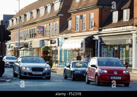 Wilmslow Wasser-Straße in Cheshire, Autos hielten an Ampeln UK Großbritannien britische Großbritannien Europa Western Euro Stockfoto