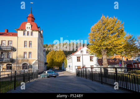 Einen sonnigen und bunten Herbst Tag im historischen Städtchen Söderköping, Schweden Stockfoto