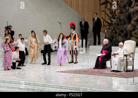 Vatikanstadt, Vatikan. 26. Oktober 2015. Sie Tänzer durchführen, während ein Publikum von Pope Francis (R) an die Teilnehmer der Wallfahrt der Zigeuner, am 26. Oktober 2015 in der Audienzhalle Paul VI. im Vatikan. Bildnachweis: Massimo Valicchia/Alamy Live-Nachrichten Stockfoto