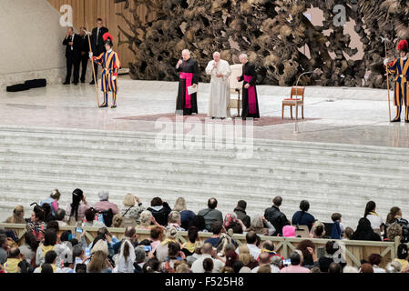 Vatikanstadt, Vatikan. 26. Oktober 2015. Papst Francis spricht während einer Audienz für die Teilnehmer an der Wallfahrt der Zigeuner, am 26. Oktober 2015 in der Audienzhalle Paul VI. im Vatikan. Bildnachweis: Massimo Valicchia/Alamy Live-Nachrichten Stockfoto